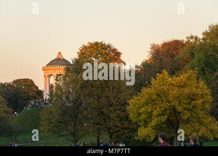 Le temple Monopteros au coucher du soleil dans les sections locales populaires hangout place du Jardin anglais, Munich, Allemagne. Banque D'Images