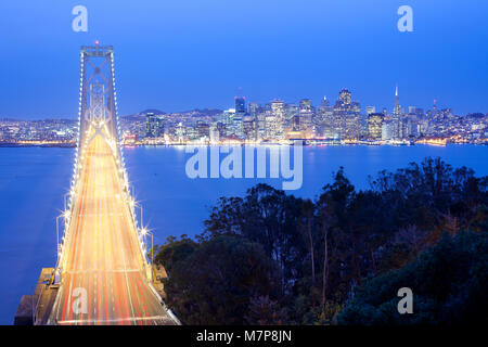 Bay Bridge et sur les toits de la ville, San Francisco, California, USA Banque D'Images