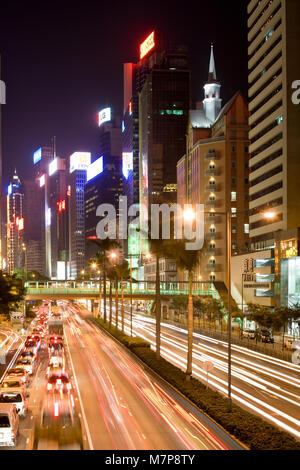 Hong Kong, Wan Chai, Chine - le trafic à Gloucester Road dans la nuit. Banque D'Images