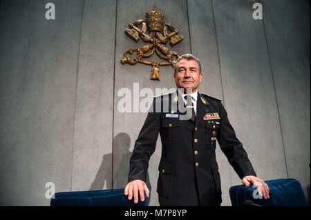 Le Dr Nestor Roncaglia, Commissaire général, Police fédérale argentine pose après la conférence de presse suivant la réunion du Groupe de Santa Marta, une conférence a encouragé par le Pape François entre évêques et les chefs de police visant à lutter contre la traite et l'esclavage moderne, au Vatican. Comprend : Nestor Roncaglia Où : Cité du Vatican, Cité du Vatican, Saint-Siège Quand : 09 Feb 2018 Credit : IPA/WENN.com **Uniquement disponible pour publication au Royaume-Uni, USA, Allemagne, Autriche, Suisse** Banque D'Images