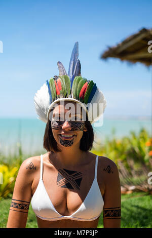 Belle jeune femme Pataxó autochtones à Bahia, Brésil Banque D'Images