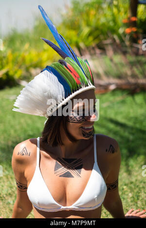 Belle jeune femme Pataxó autochtones à Bahia, Brésil Banque D'Images