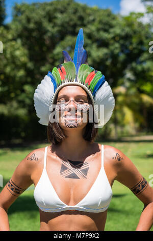 Belle jeune femme Pataxó autochtones à Bahia, Brésil Banque D'Images