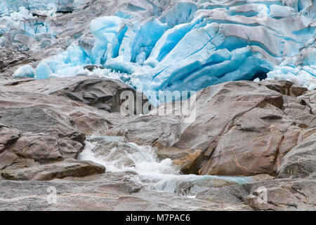 La glace bleue du Glacier Nigardsbreen, le Parc National de Jostedalsbreen, la Norvège. Banque D'Images