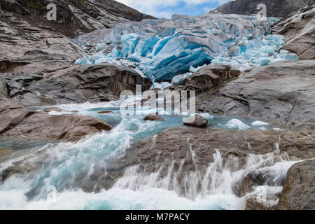 La fonte du glacier Nigardsbreen, le Parc National de Jostedalsbreen, la Norvège. Banque D'Images