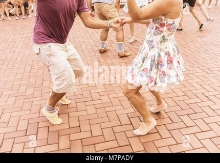 La danse swing en plein air avec vue sur ville, à Las Palmas de Gran Canaria, Îles Canaries, Espagne Banque D'Images