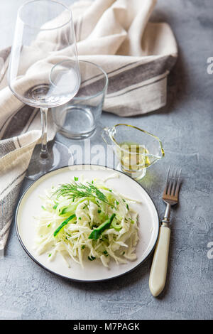 Salade de choux vegan au printemps, de concombre et le persil. L'alimentation saine et l'alimentation concept Banque D'Images