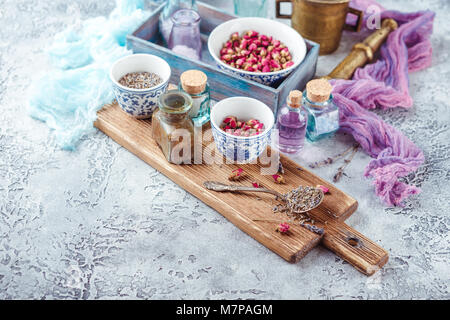 Assortiment d'herbes médicinales à sec les bourgeons roses et la lavande dans des bols. Banque D'Images