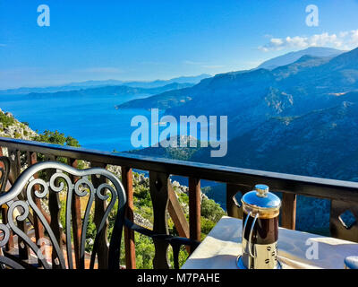 Vue depuis le haut de la voie lycienne sur les rochers, les plages et l'eau bleue en Turquie Banque D'Images