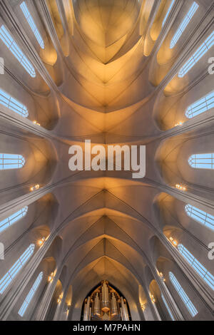 Abstract view du plafond de l'église Hallgrimskirkja en Hallgrimstorg 1 à Reykjavik, Islande Banque D'Images