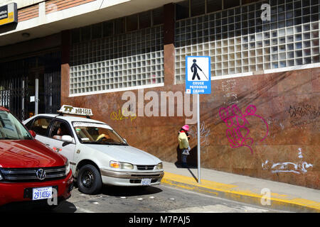 Personne aveugle panneau de passage à niveau en espagnol à côté du passage pour piétons, La Paz, Bolivie Banque D'Images