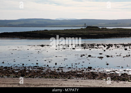 La croix de St Cuthbert's Island, l'Île Sainte, de Lindisfarne. Banque D'Images