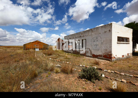 Badly Drawn face / portrait de Che Guevara sur le mur de bâtiment abandonné dans l'altiplano, Patacamaya, département de La Paz, Bolivie Banque D'Images