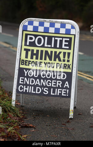 Un 'poli' aucun avis sur un parking à l'extérieur du conseil d'une école à Chichester, UK. Banque D'Images