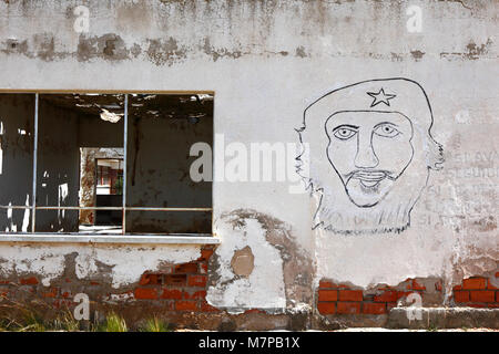 Badly Drawn face / portrait de Che Guevara sur le mur de l'immeuble abandonné, Patacamaya, département de La Paz, Bolivie Banque D'Images