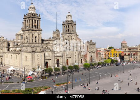 La Cathédrale métropolitaine de Mexico donne sur la place Zocalo à Mexico, au Mexique. Banque D'Images