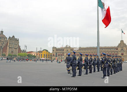 Le Mexico auxiliaire de police en la Plaza de la Constitution avec le drapeau national du Mexique volant au-dessus. Banque D'Images