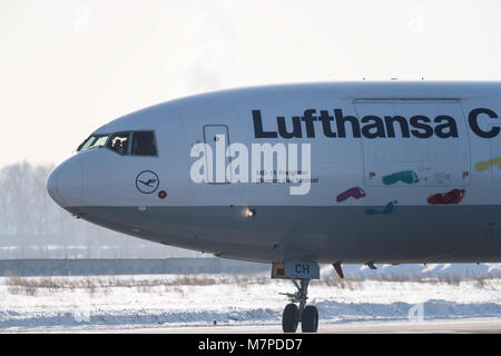 Novosibirsk, Russie - le 14 février 2018 : McDonnell Douglas MD-11F de la compagnie aérienne allemande Lufthansa Cargo sur le tarmac de l'aéroport Tolmachevo Banque D'Images