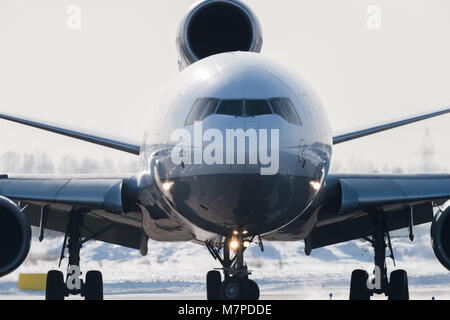 Novosibirsk, Russie - le 14 février 2018 : McDonnell Douglas MD-11F de la compagnie aérienne allemande Lufthansa Cargo sur le tarmac de l'aéroport Tolmachevo Banque D'Images
