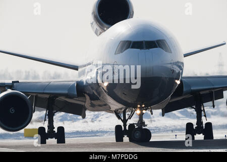 Novosibirsk, Russie - le 14 février 2018 : McDonnell Douglas MD-11F de la compagnie aérienne allemande Lufthansa Cargo sur le tarmac de l'aéroport Tolmachevo Banque D'Images