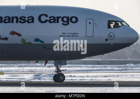 Novosibirsk, Russie - le 14 février 2018 : McDonnell Douglas MD-11F de la compagnie aérienne allemande Lufthansa Cargo sur le tarmac de l'aéroport Tolmachevo Banque D'Images