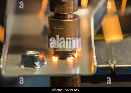 La machine est sur place de l'écrou à souder pièce d'automobile en usine Banque D'Images