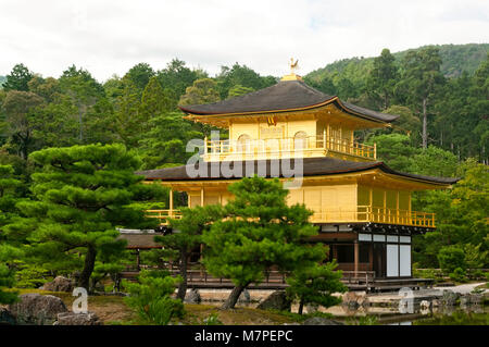 Avis de Kinkaku-ji (Temple du pavillon d'Or) est un temple bouddhiste Zen à Kyoto, au Japon. L'un des bâtiments les plus populaires au Japon.World Heritage Banque D'Images