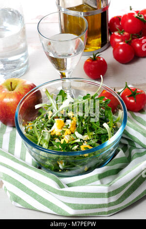 Salade de pissenlit délicieux dans un bol en verre Banque D'Images