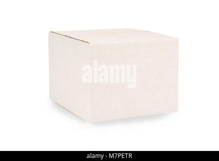 Blanc ordinaire fermé boîte en carton blanc isolé sur fond blanc. L'espace pour copier. Banque D'Images