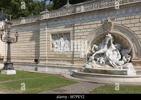 Bologne, Italie - 12 juin 2017 : Il borgo del Pincio, l'escalier descendant de parc de Lugano à l'indépendance street. L'escalier et fontaine Banque D'Images