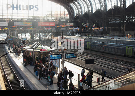 Hambourg, Allemagne - 30 décembre 2016 : Les gens de la plate-forme de la gare centrale de Hambourg. Jusqu'à 450 000 voyageurs par jour faire de Hambourg, m Banque D'Images