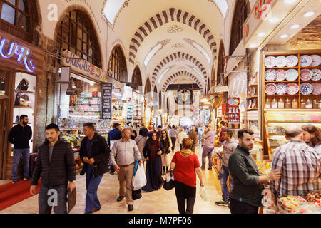 Istanbul, Turquie - 13 octobre 2017 : les gens dans le marché aux épices. C'est le deuxième plus grand centre commercial couvert de la ville après le Grand Bazar Banque D'Images