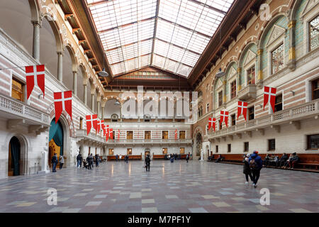 Copenhague, Danemark - 27 décembre 2016 : les gens dans le Grand Hall de la mairie de Copenhague. Le bâtiment actuel a été inauguré en 1905 Banque D'Images