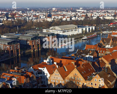 Lübeck, Allemagne - Décembre 30, 2016 : vue de la tour de l'Eglise Saint-Pierre. En raison de sa vaste architecture gothique en brique, la ville Banque D'Images