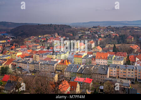 Maisons colorées tenement dans la petite ville de Bolkow en basse Silésie, Pologne, comme vu de l'enceinte de l'Bolkow Château Banque D'Images