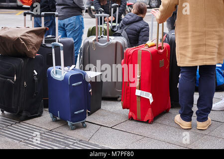 Les personnes en attente d'un taxi bus avec ses bagages. Voyager Banque D'Images