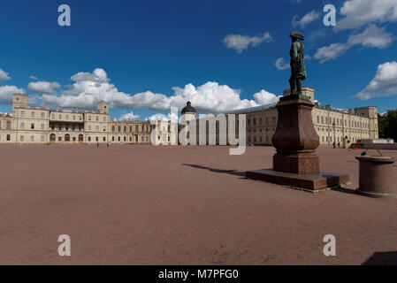 Gatchina, Saint-Pétersbourg, Russie - le 30 août 2015 : Monument à Paul I contre le palais Gatchina. Le palais fut construit en 1766-1781 par la conception de la Banque D'Images