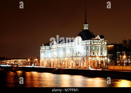 Saint-Pétersbourg, Russie - 15 novembre 2015 : vue de nuit de la construction de l'école navale de Nakhimov. Le bâtiment a été érigé en 1910-1912 Banque D'Images