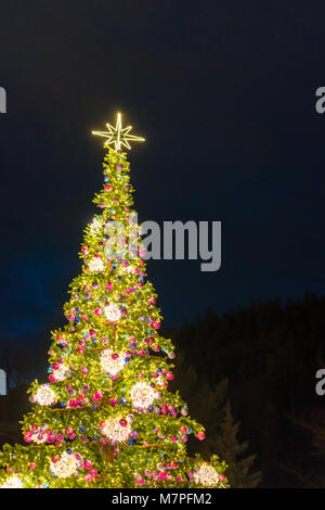 Karpacz, Pologne - Février 2018 : immense arbre de Noël avec des lumières et des décorations à l'extérieur, sur une rue à Karpacz resort town Banque D'Images