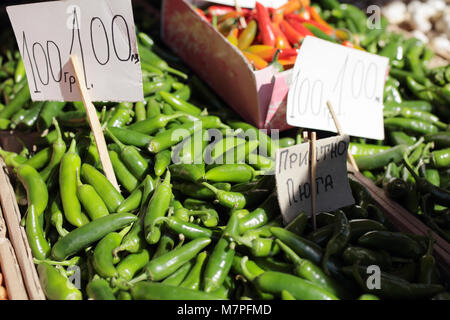 Sofia, Bulgarie - mars 5, 2016 : Chili Peppers sur l'étal du marché agricole. Le piment est très utilisé dans la cuisine bulgare, l'étiquette s Banque D'Images
