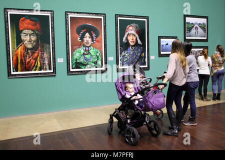 Saint-pétersbourg, Russie - 3 décembre 2015 : les gens dans l'exposition de Steve MacCurry dans l'état-major général de l'édifice du Musée de l'Ermitage. La photo Banque D'Images