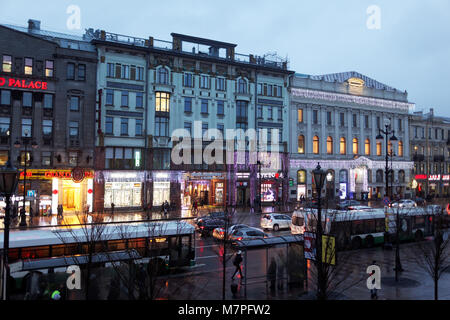 Saint-pétersbourg, Russie - 6 décembre 2015 : Le trafic sur l'avenue Nevsky nuit décorée pour Noël et le Nouvel An. C'est l'avenue principale Banque D'Images