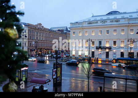 Saint-pétersbourg, Russie - 6 décembre 2015 : Le trafic sur l'avenue Nevsky nuit décorée pour Noël et le Nouvel An. C'est l'avenue principale Banque D'Images