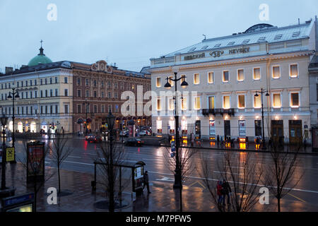 Saint-pétersbourg, Russie - 6 décembre 2015 : Le trafic sur l'avenue Nevsky nuit décorée pour Noël et le Nouvel An. C'est l'avenue principale Banque D'Images