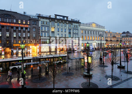 Saint-pétersbourg, Russie - 6 décembre 2015 : Le trafic sur l'avenue Nevsky nuit décorée pour Noël et le Nouvel An. C'est l'avenue principale Banque D'Images