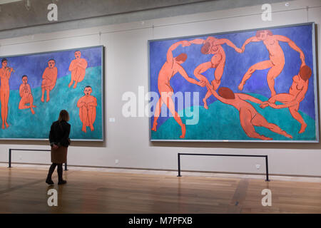 Saint-pétersbourg, Russie - 3 décembre 2015 : Syndicat devant les tableaux d'Henri Matisse dans l'état-major général construction de l'ermitage. Exhi Banque D'Images