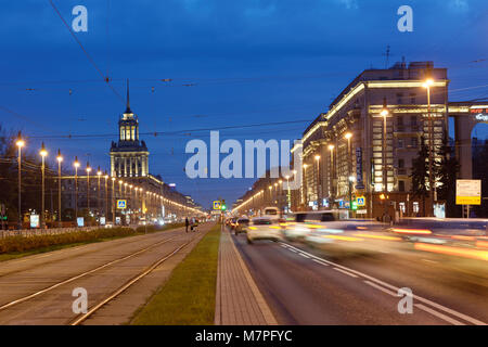 Saint-pétersbourg, Russie - 31 octobre 2015 : Le trafic sur l'avenue Moskovsky en soirée d'automne. La station de métro 10 de 4 lignes sont placées sur cette avenu Banque D'Images