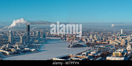 Yekaterinburg, Russie - 2 janvier 2015 : vue panoramique de la partie centrale de la ville d'une journée d'hiver. Ekaterinbourg est la ville la plus compacte Banque D'Images