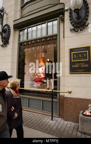 Saint-pétersbourg, Russie - le 18 octobre 2015 : les gens à la fenêtre de magasin DLT. Les fenêtres de la plus ancienne du département store de Saint-Pétersbourg Banque D'Images