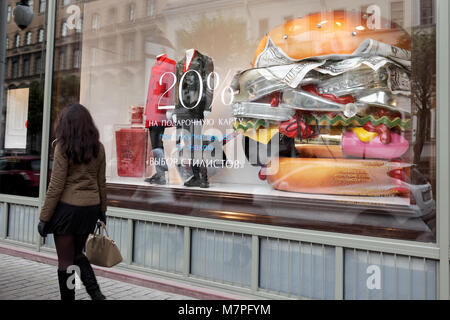 Saint-pétersbourg, Russie - le 18 octobre 2015 : les gens à la fenêtre de magasin DLT. Les fenêtres de la plus ancienne du département store de Saint-Pétersbourg Banque D'Images